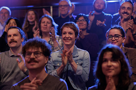 Leonie Benesch (Mitte) in "Der Held vom Bahnhof Friedrichstraße" (2025)