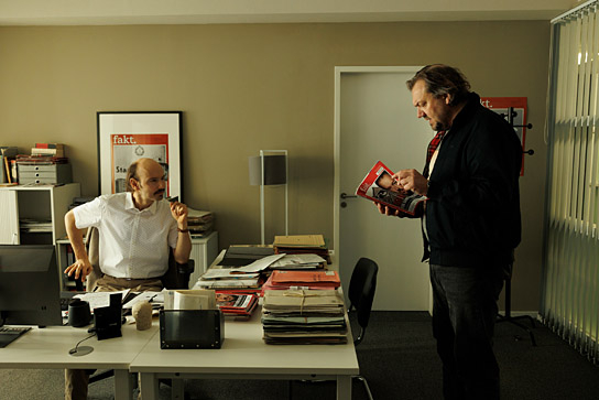 Leon Ullrich, Charly Hübner (v.l.n.r.) in "Der Held vom Bahnhof Friedrichstraße" (2025)