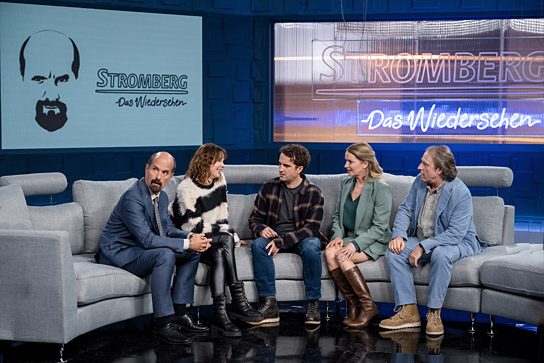 Christoph Maria Herbst, Milena Dreissig, Oliver Wnuk, Diana Staehly, Bjarne Mädel (v.l.n.r.) in "Stromberg - Wieder alles wie immer" (2025)