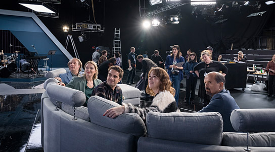 Bjarne Mädel, Diana Staehly, Oliver Wnuk, Milena Dreissig, Christoph Maria Herbst (vorne v.l.n.r.) in "Stromberg - Wieder alles wie immer" (2025)