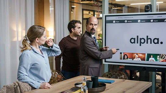 Diana Staehly, Oliver Wnuk, Christoph Maria Herbst (v.l.n.r.) in "Stromberg - Wieder alles wie immer" (2025)