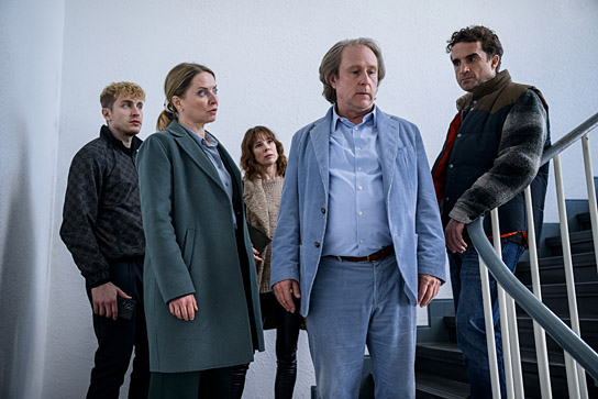 László Branko Breiding, Diana Staehly, Milena Dreissig, Bjarne Mädel, Oliver Wnuk (v.l.n.r.) in "Stromberg - Wieder alles wie immer" (2025)