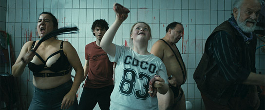 Bärbel Schwarz, Jeremias Meyer, Amelie Gerdes, Roberto Martinez Martinez, Christian Pätzold (v.l.n.r.) in "Holy Meat" (2025)