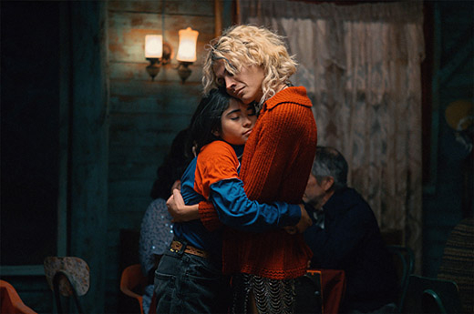 Tamara Cortés, Matias Catalán (v.l.n.r.) in "Der geheimnisvolle Blick des Flamingos" (2025)