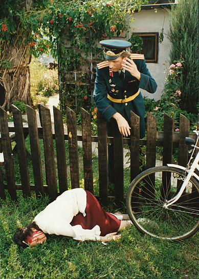 Natasa Babic-Zorić (liegend), Svetozar Cvetković (stehend) in "Gorilla Bathes at Noon" (1993)