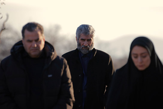 Mohammad Ali Hosseinalipour (Mitte), Maryam Palizban (rechts) in "Roya" (2026)