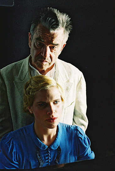 Hilmar Thate, Lena Lauzemis (v.l.n.r.) in "Hitlerkantate" (2005)