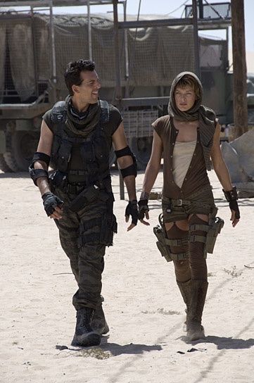 Oded Fehr, Milla Jovovich (v.l.n.r.) in "Resident Evil: Extinction" (2007)