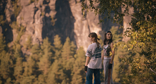 Pola Geiger, Bella Lochmann (v.l.n.r.) in "Nulpen" (2025)