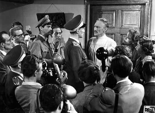 Herbert Dirmoser (Mitte rechts) in "Weißes Blut" (1959)