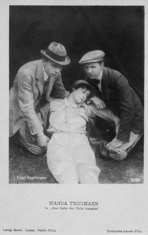 Paul Hartmann (links), Wanda Treumann (Mitte) in "Das Opfer der Yella Rogesius" (1917)