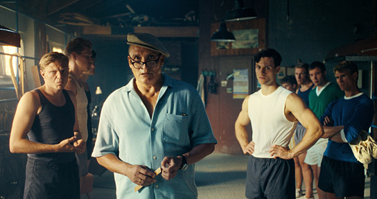 Leonard Kunz, Oliver Masucci, Nick Romeo Reimann (vorne v.l.n.r.) in "Adams Acht" (2026)