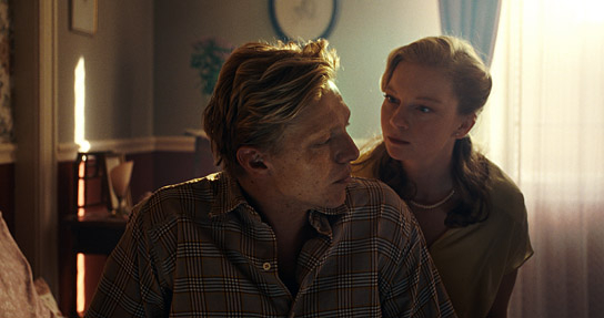 Leonard Kunz, Stephanie Amarell (v.l.n.r.) in "Adams Acht" (2026)
