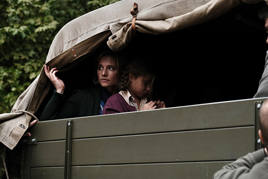 Svenja Jung (links) in "Adams Acht" (2026)