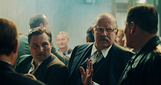 Axel Milberg (Mitte), Olver Masucci (rechts) in "Adams Acht" (2026)