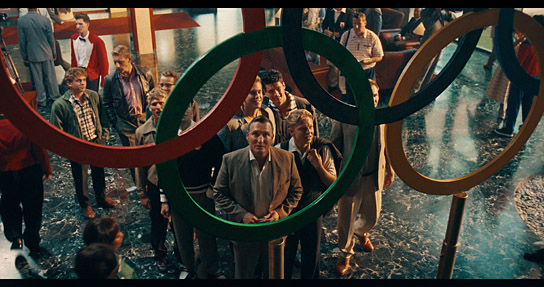 Oliver Masucci (vorne links), Leonard Kunz (vorne rechts) in "Adams Acht" (2026)