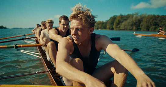 Leonard Kunz (vorne) in "Adams Acht" (2026)