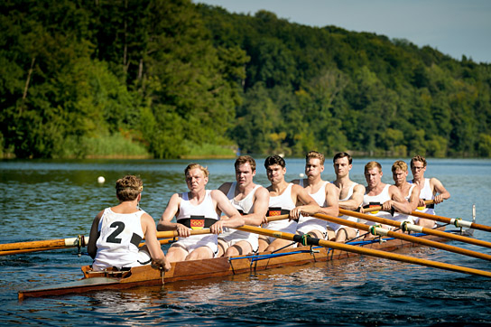 Vito Wiesner (von hinten), Leonard Kunz, Leon Kleinschmidt, Oscar Krause, Till Neumann, Nick Romeo Reimann, Moritz Wolff, Jakob Schmölzer, Felix Kammerer (v.l.n.r.) in "Adams Acht" (2026)