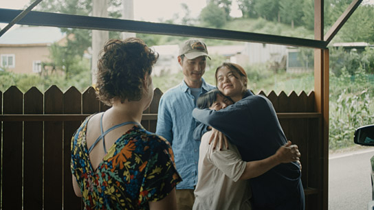 Susanne Kim (von hinten), Jeong Rae Kim (2.v.l.) in "Becoming Kim" (2026)