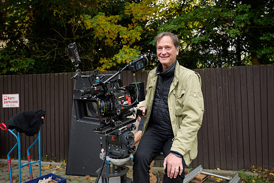 Ed Herzog bei den Dreharbeiten zu "Steckerlfischfiasko" (2026)