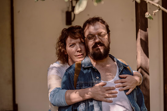 Lina Beckmann, Charly Hübner (v.l.n.r.) in "Spaziergang nach Syrakus" (2026)