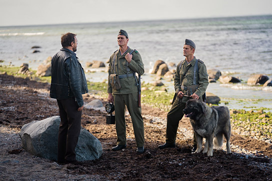 Charly Hübner (links) in "Spaziergang nach Syrakus" (2026)