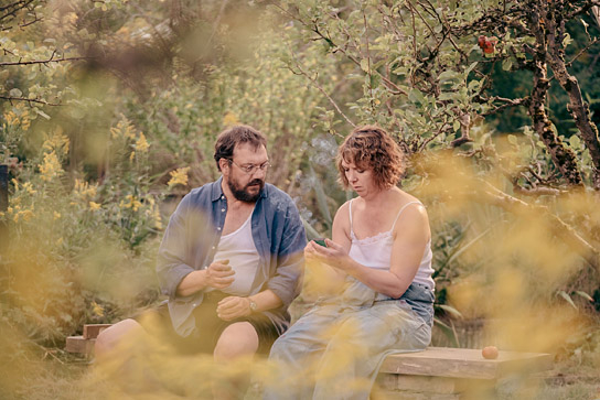 Charly Hübner, Lina Beckmann (v.l.n.r.) in "Spaziergang nach Syrakus" (2026)