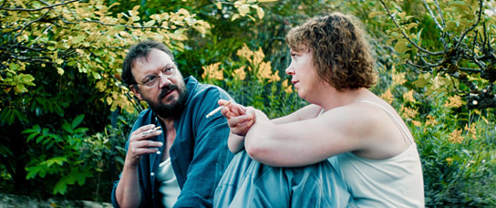 Charly Hübner, Lina Beckmann (v.l.n.r.) in "Spaziergang nach Syrakus" (2026)