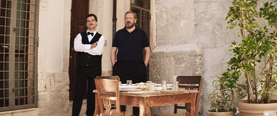 Bruno di Chiara, Charly Hübner (v.l.n.r.) in "Spaziergang nach Syrakus" (2026)