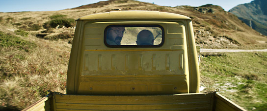Charly Hübner, Max Tuveri (v.l.n.r.) in "Spaziergang nach Syrakus" (2026)