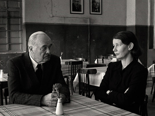 Hanns Zischler, Sandra Hüller (v.l.n.r.) in "Vaterland" (2026)