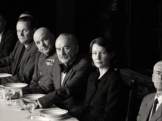 Devid Striesow (links) Hanns Zischler (Mitte), Sandra Hüller (2.v.r.) in "Vaterland" (2026)