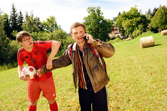 Simon Rupp, Florian Lukas (v.l.n.r.) in "Das gewisse Etwas" (2026)