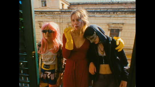 Chang Wang, Lilith Stangenberg, Mücke (v.l.n.r.) in "Für immer 16" (2026)