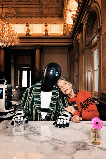 Josef Ellers, Angela Winkler (v.l.n.r.) in "Frau Winkler verlässt das Haus" (2026)