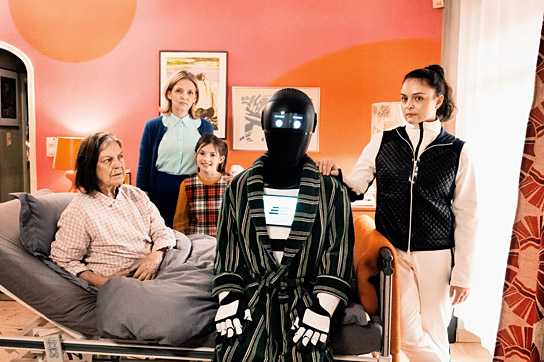 Angela Winkler, Laura Tonke, Zoë Baier, Josef Ellers, Via Jikeli (v.l.n.r.) in "Frau Winkler verlässt das Haus" (2026)