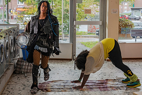 Joy Ewulu, Thelma Buabeng (v.l.n.r.) in "Billie" (2025)
