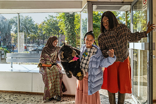 Sannrae Rehnström (Mitte), Ruby Commey (rechts) in "Billie" (2025)