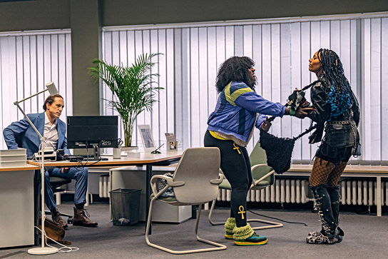 Timo Jacobs, Thelma Buabeng, Joy Ewulu (v.l.n.r.) in "Billie" (2025)
