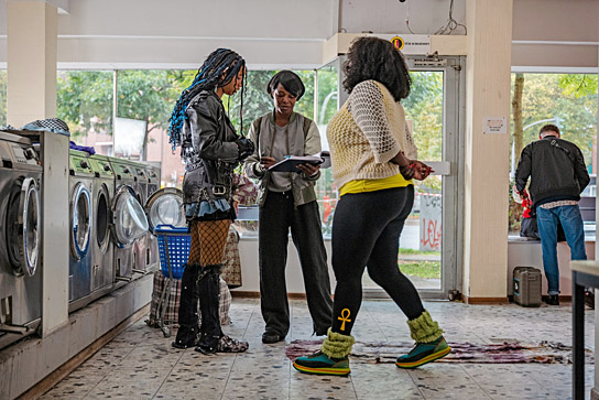Joy Ewulu, Sheri Hagen, Thelma Buabeng (vorne v.l.n.r.) bei den Dreharbeiten zu "Billie" (2025)