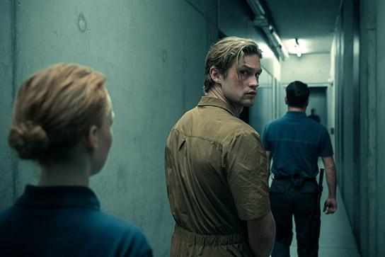 Damian Hardung (Mitte) in "Corpus Delicti" (2026)