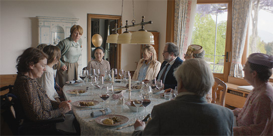 Victoria Mayer (links), Lea Drinda (2.v.l.), Corinna Harfouch (stehend), Mai Duong Kieu (6.v.r.), Christiane Bärwald (5.v.r.), Thomas Mraz (4.v.r.) in "Kalter Hund" (2026)