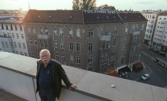 Wolf Biermann vor seinem ehemaligen Wohnhaus in der Chausseestraße 131 in Ost-Berlin, wo er bis 1976 wohnte und von der Stasi überwacht wurde ("Biermann", 2026)