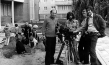 Kameramann Hans Eberhard Leupold, Kamera-Assistent Michael Löwenberg, Aufnahmeleiterin Charlotte Galow, Regisseur Winfried Junge (v.l.n.r.) bei Dreharbeiten im Kindergarten von Golzow, 1978 ("Lebensläufe. Die Geschichte der Kinder von Golzow in einzelnen Portraits", 1981); Quelle: BArch, FMP