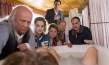 Christian Grashof, Emilia Schüle, Imogen Kogge, Oliver Bröcker, Adrian Zwicker (sitzend, v.l.n.r.), Sascha Alexander Geršak (stehend) in "Axel der Held" (2017); Quelle: W-Film, DFF, © W-film, ostlicht filmproduktion, Foto: Georges Pauly