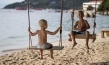 "Zwei Familien auf Weltreise", Quelle: imFilm - Agentur + Verleih, DIF, © Sechs Paar Schuhe