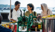 Nawazuddin Siddiqui, Sanya Malhotra, Farrukh Jaffar (v.l.n.r.) in "Photograph" (2018); Quelle: NFP marketing & distribution*, DFF, Foto: Joe D’Souza, © Courtesy of Amazon Studios