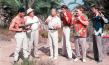 Gunther Philipp, Udo Jürgens, Kurt Großkurth, Wolfgang Jansen (3.-6.v.l.) in "Unsere tollen Tanten in der Südsee" (1964); Quelle: DFF/Kineos Sammlung