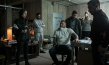 Carol Schuler, Dustin Jérôme Schanz (3.v.l.), Erdal Yıldız (4.v.l.), Tamer Yiğit (rechts) in "Skylines" (2019); Quelle: Netflix, DFF, © Christian Lüdeke Con Lux Photographie