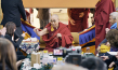 Der Dalai Lama (Mitte) in "But Beautiful" (2019); Quelle: Pandora Film, DFF